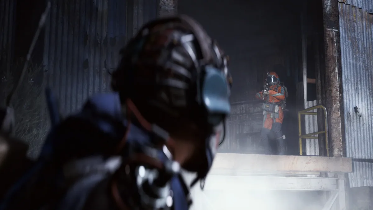 ARC Raiders’ta metal bir yapının içinde karşılaşan iki silahlı karakter