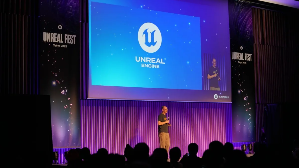 Tim Sweeney, Unreal Engine logosunun yansıtıldığı sahnede konuşuyor
