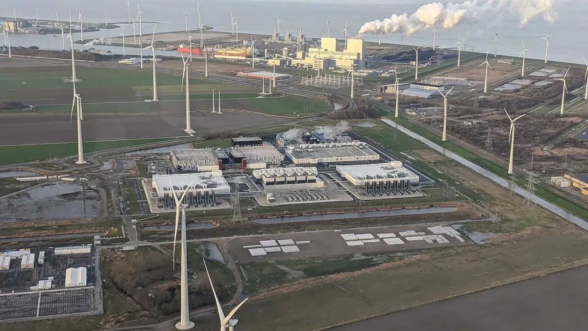 Google’ın Eemshaven veri merkezi ve çevresindeki rüzgar türbinlerinin havadan görünümü