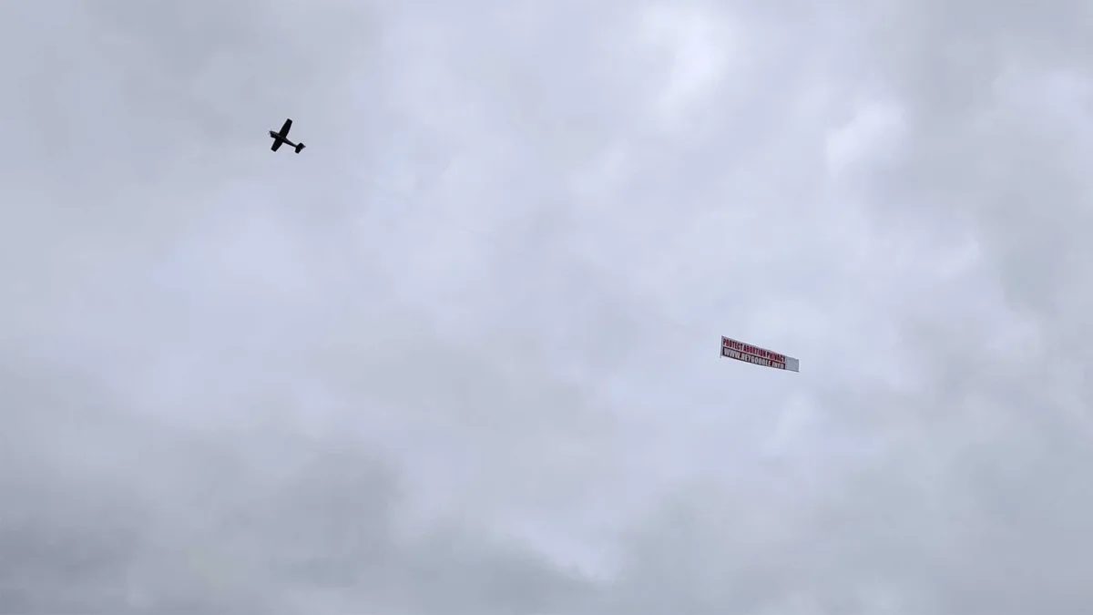 Google I/O Konferansında Protesto: Kürtaj Mahremiyetini Koruyun Pankartlı Uçak