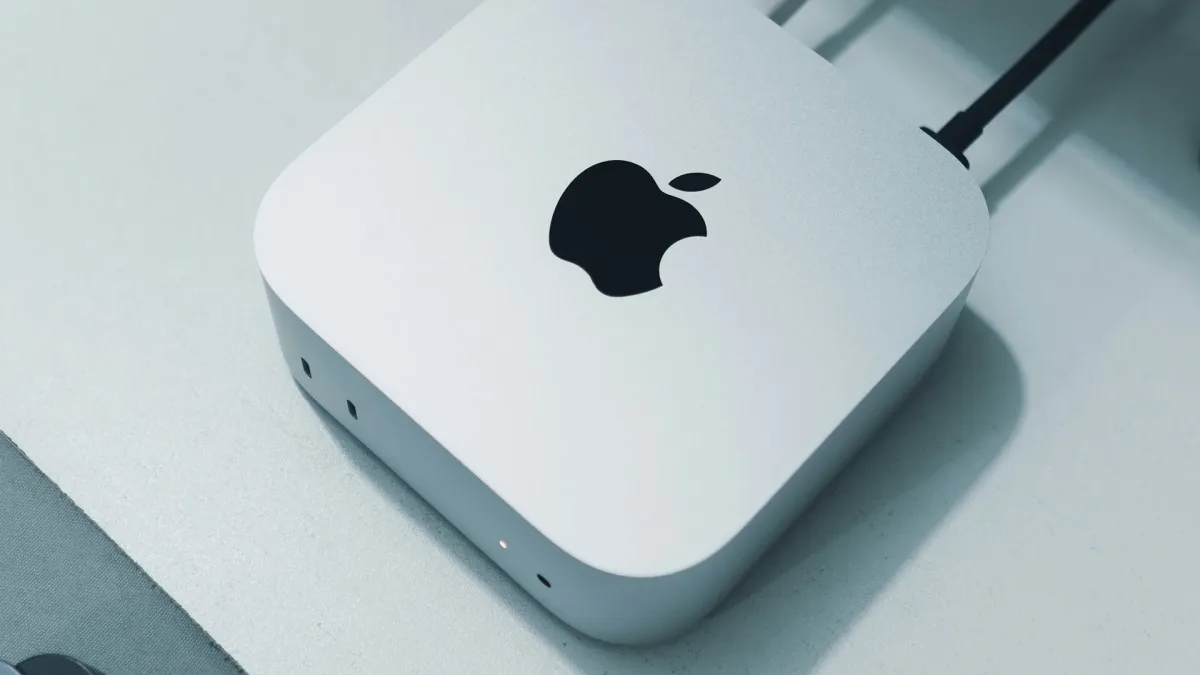 Beyaz masada duran gümüş renkli Apple Mac mini M4