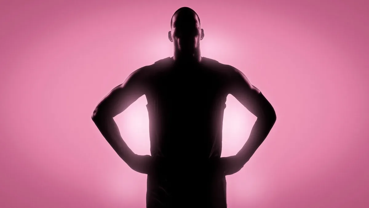 Miami Heat’in Vice City gecesi için hazırlanan yeni forma tanıtımında pembe fonda basketbolcu silüeti