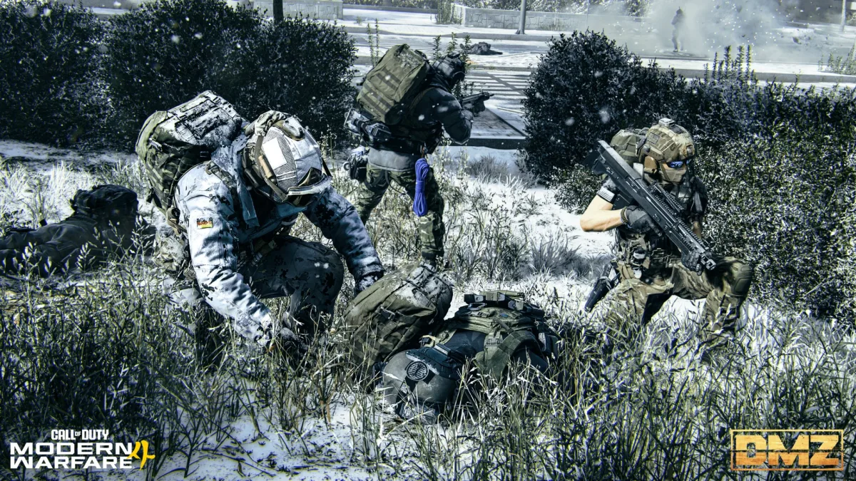 MW4 DMZ’de karlı alanda yerdeki ekipmanı arayan operatör ve iki takım arkadaşı