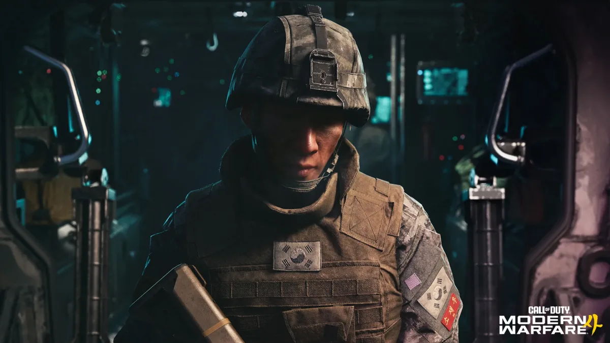 Modern Warfare 4’te askeri araç içindeki miğferli asker