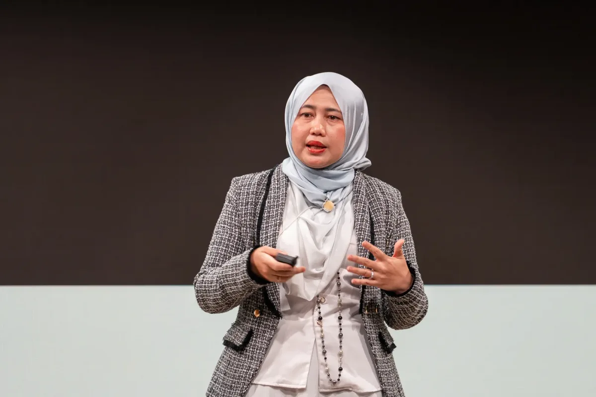 Nurfadhlina Mohd Sharef elinde sunum kumandasıyla konuşurken