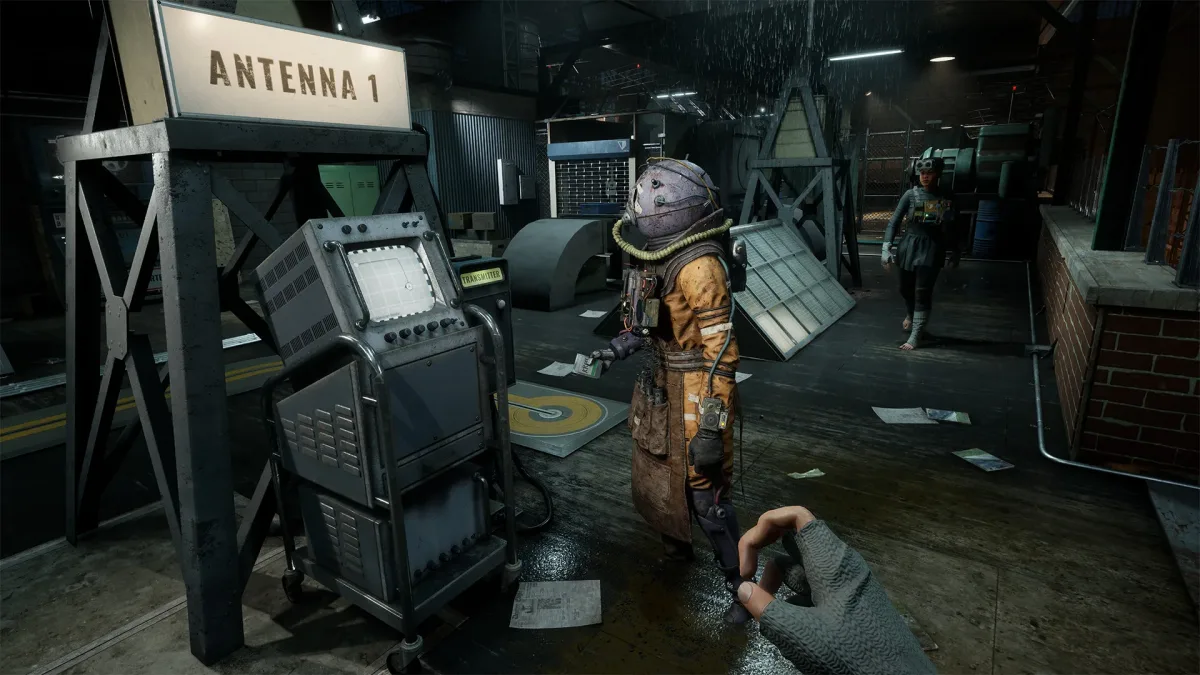 The Outlast Trials’ta anten cihazının yanında duran iki karakter