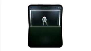 Penalty Area, katlanabilir telefonu sahaya çeviriyor