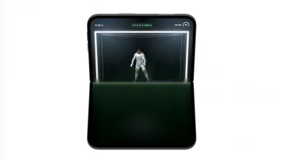 Penalty Area, katlanabilir telefonu sahaya çeviriyor