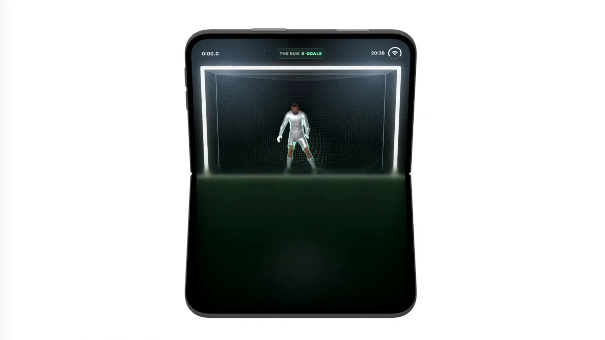 Katlanmış iPhone Duo ekranında Penalty Area kalecisi ve kale
