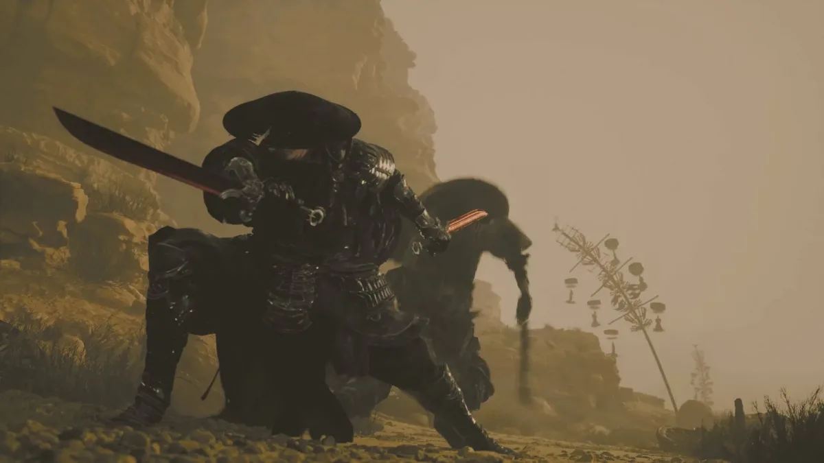 Phantom Blade Zero’da sarı sisin içinde kılıcını tutan şapkalı dövüşçü