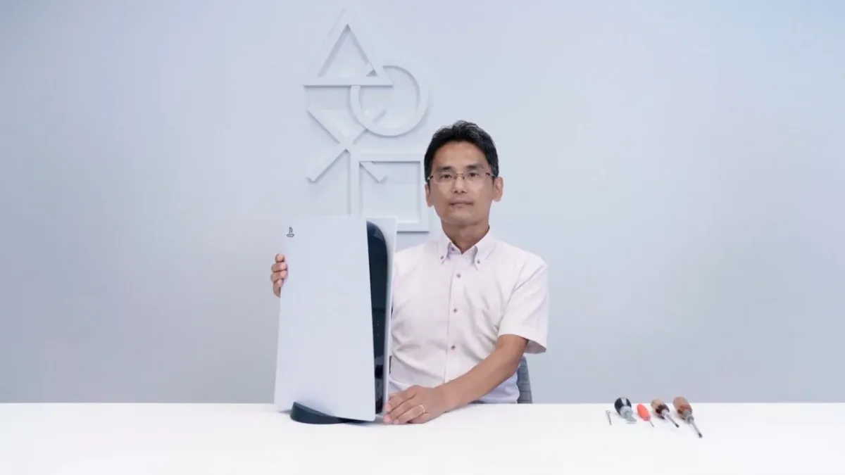 Masada PlayStation 5 konsolunu tutan bir kişi ve yanında duran söküm araçları