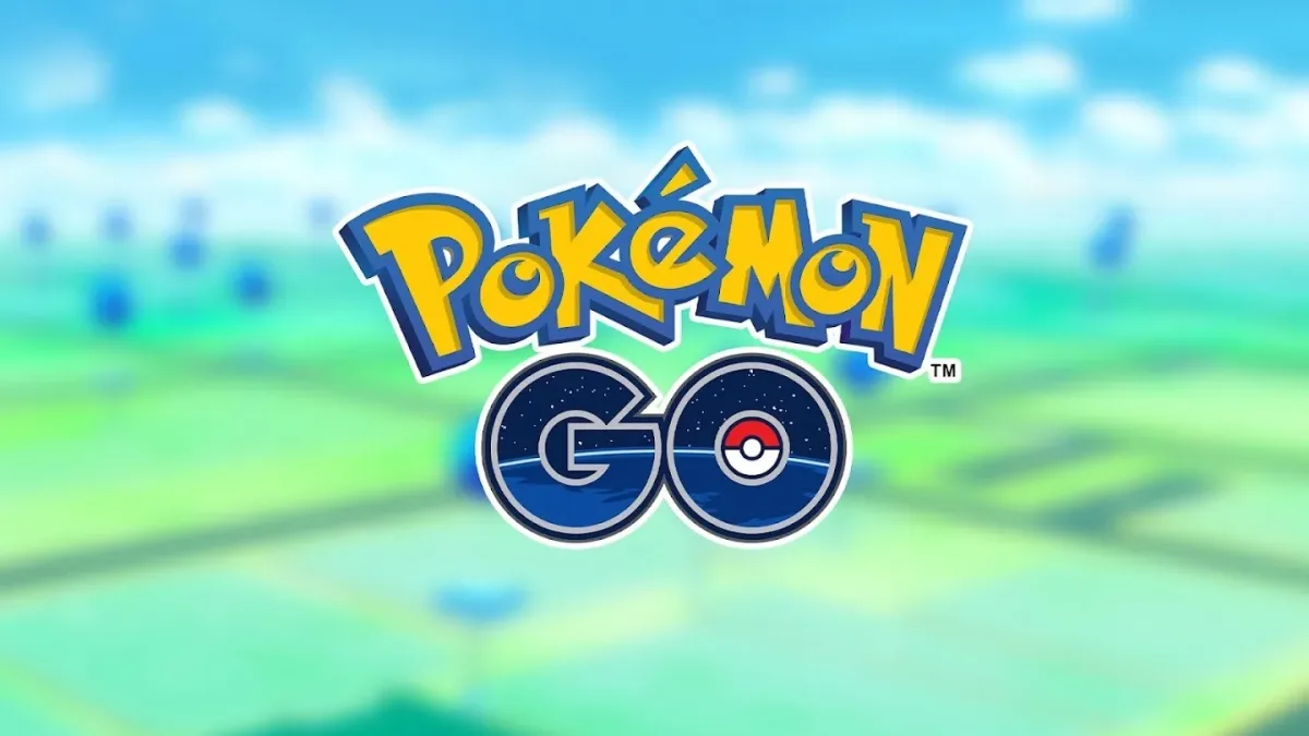 Bulanık oyun haritasının önünde Pokémon GO logosu
