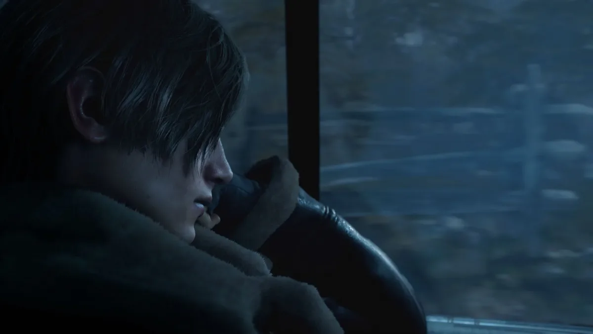 Resident Evil 4’te Leon Kennedy aracın camı yanında