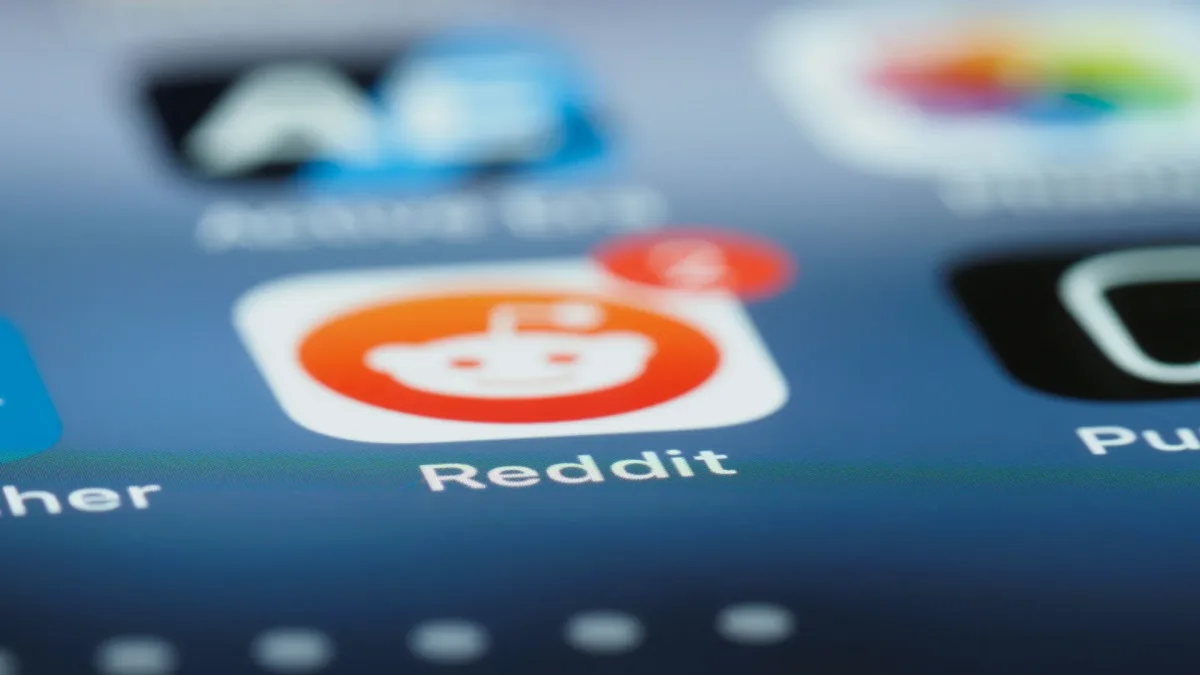 Telefon ekranındaki Reddit uygulaması simgesi ve bildirim rozeti