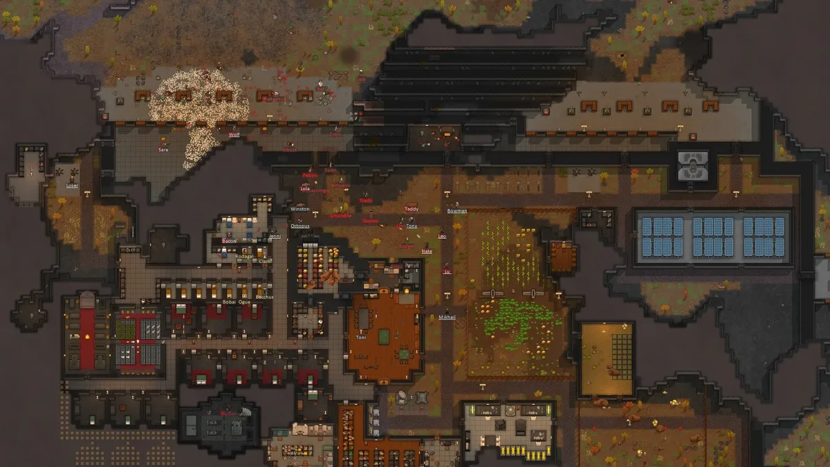 RimWorld’de odalar, tarım alanları ve güneş panelleriyle kurulu koloni