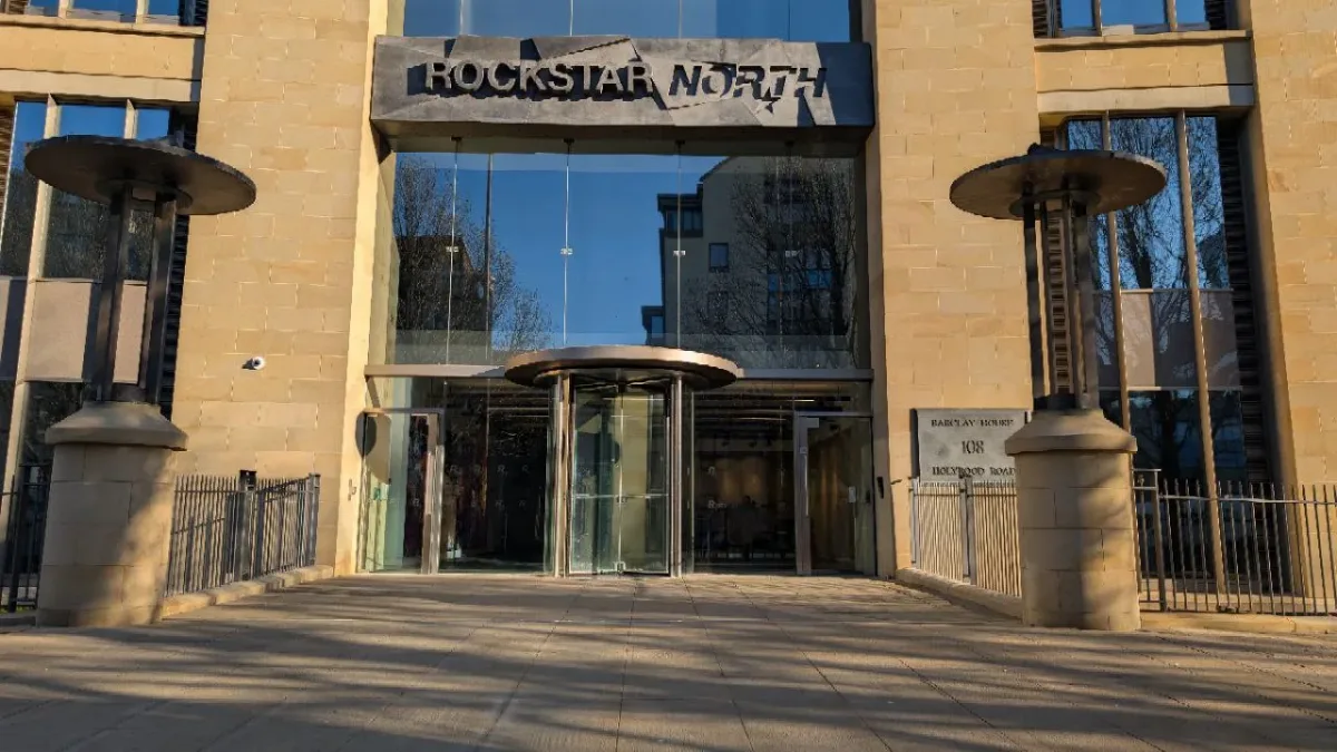 Edinburgh’daki Rockstar North stüdyosunun tabelası ve cam giriş kapısı