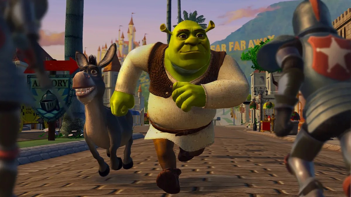 Shrek ve Eşek, Uzak Çok Uzak krallığının sokağında zırhlı muhafızların arasında koşuyor.