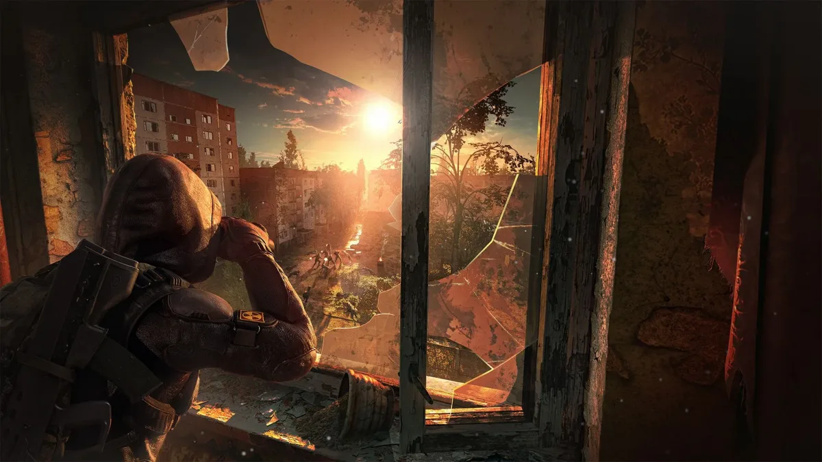STALKER 2’de bir stalker, kırık pencereden gün batımındaki sokağı dürbünle izliyor