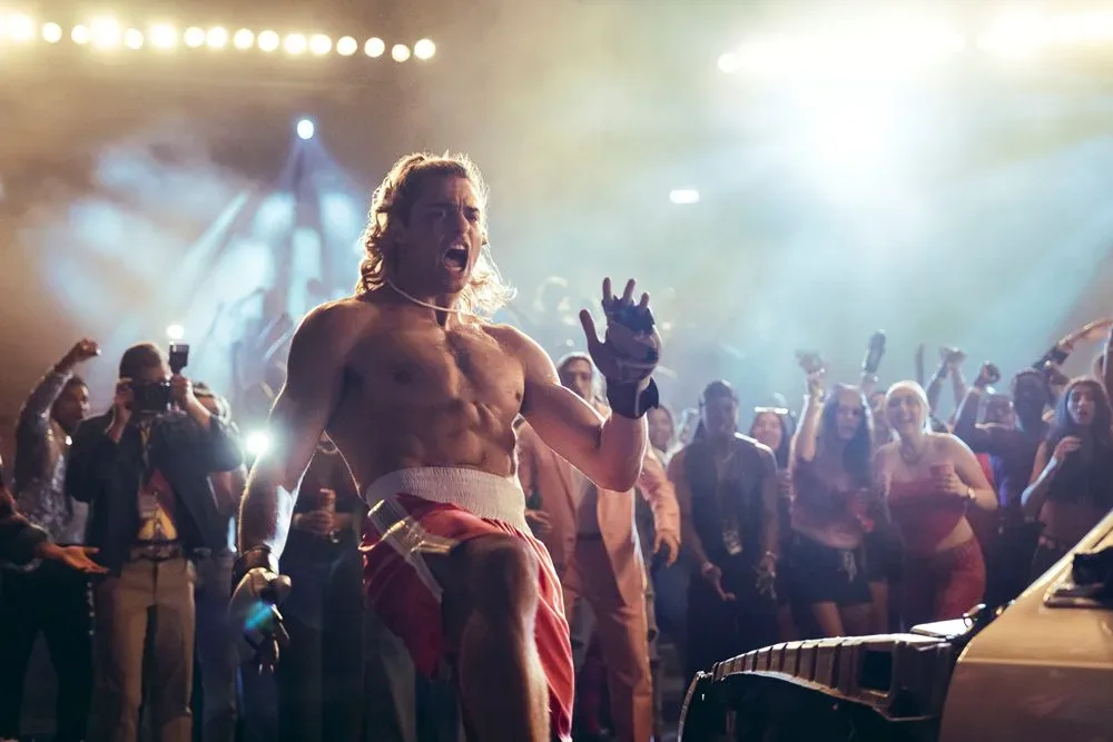 Street Fighter filminde Ken, seyircilerin önünde dövüşürken