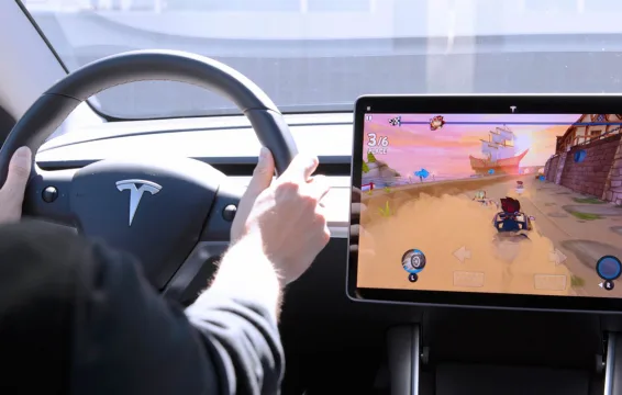 Tesla Araç İçi Oyunlar