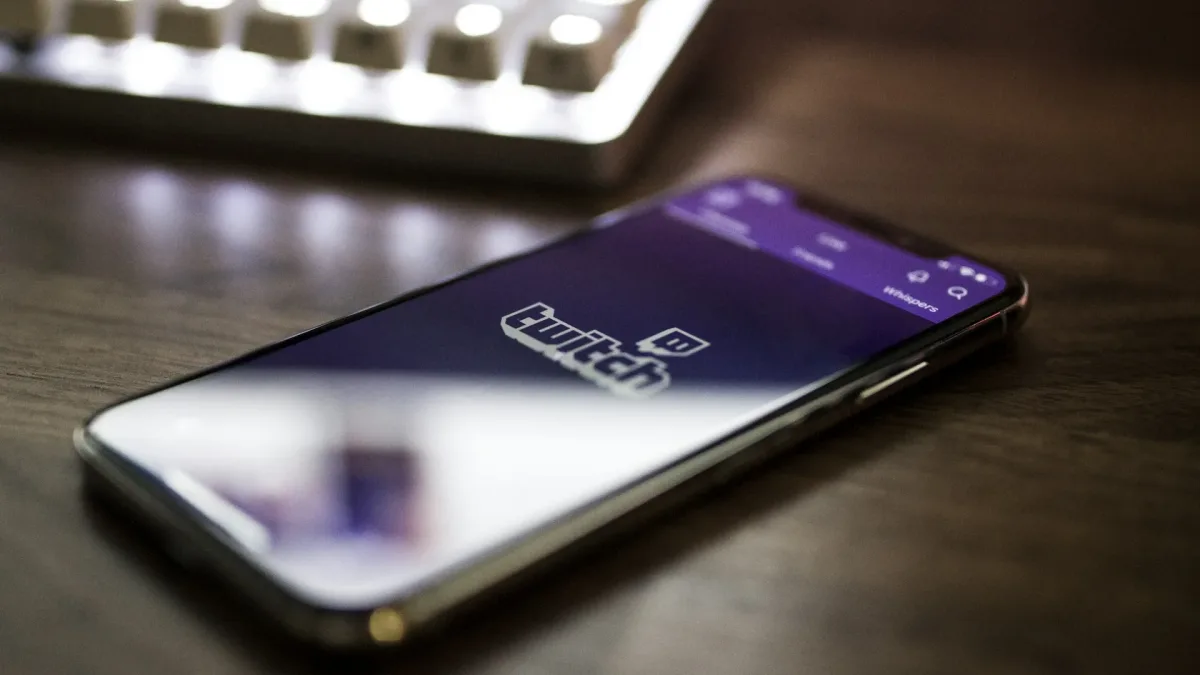 Masa üzerindeki telefonda Twitch uygulaması