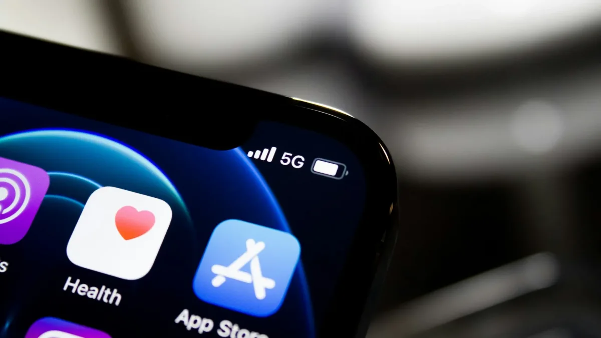 iPhone ekranında App Store simgesi ve 5G göstergesi